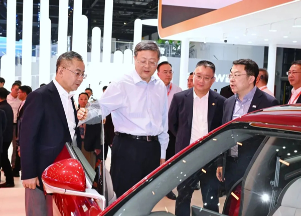 陳吉寧調研上海車展,察看首發新品最新技術