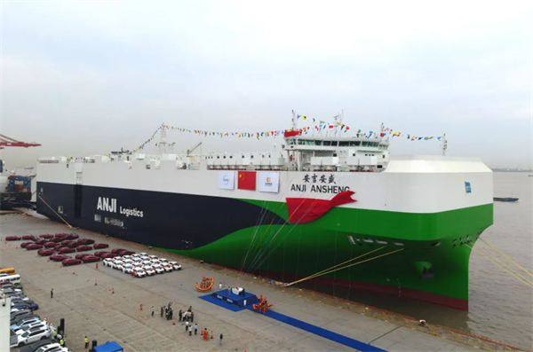 再刷紀(jì)錄!9500車位全球最大汽車運(yùn)輸船上海首航赴歐