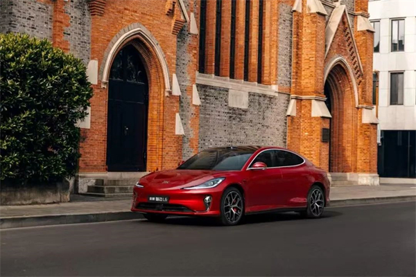 上汽用半年時(shí)間,展現(xiàn)出中國(guó)汽車(chē)“頭雁”的變革偉力